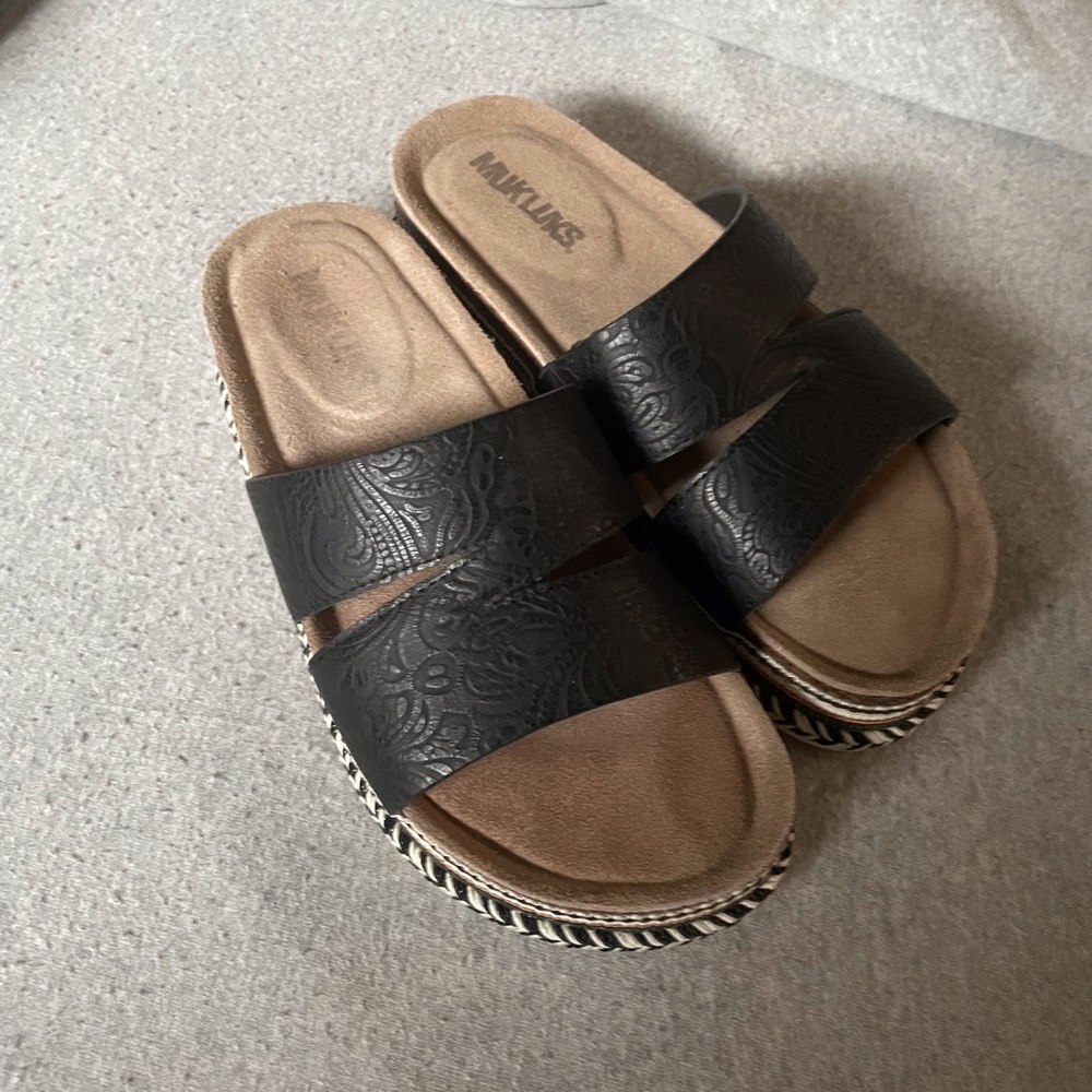 MukLuks platform black sandals. Size 6 EUC